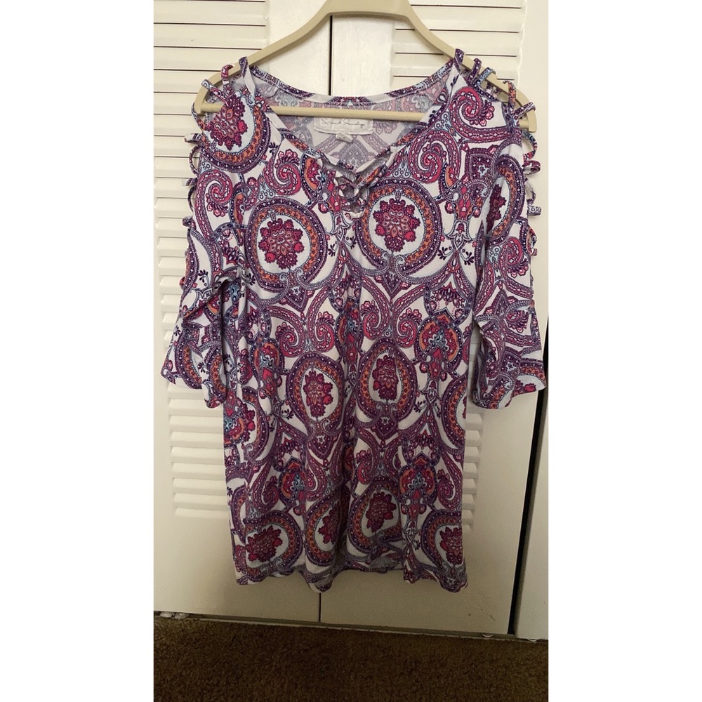 Patterned top with cut out shoulders